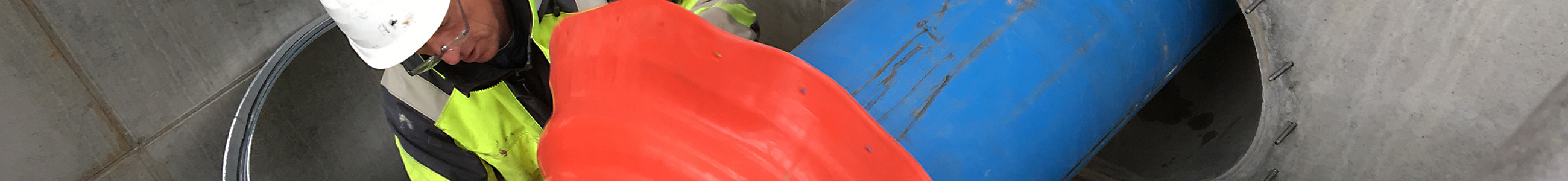 Rohrleitungsbau Arbeiter mit Rohrleitung